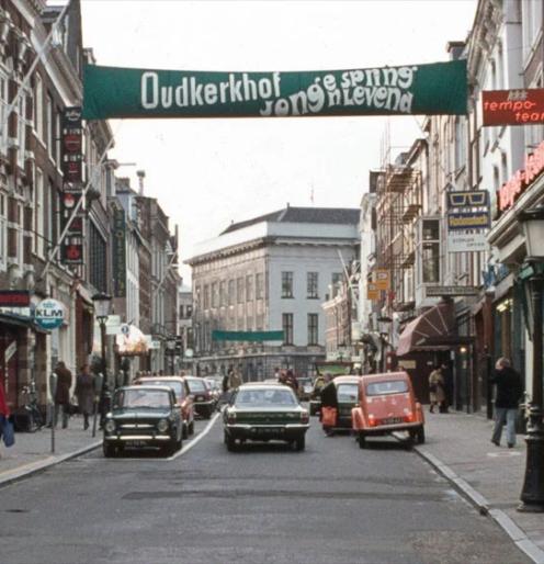 Oudkerkhof im Jahr 1976. Auf dem Banner steht, dass er "jung und sehr lebendig" ist, aber damals gab es Parkplätze auf beiden Seiten und sehr enge Fußgängerzonen. Auf gar keinen Fall, was die Niederländer heute als lebenswert empfinden. Bild: Utrechts Archief.
