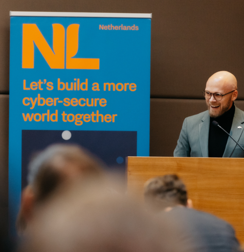Dr. Fabian Mehring at podium